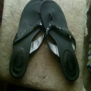 Black sandals/flip flops